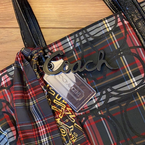 LIKE NEW! Coach Poppy bag with matching wristlet - Picture 6 of 12